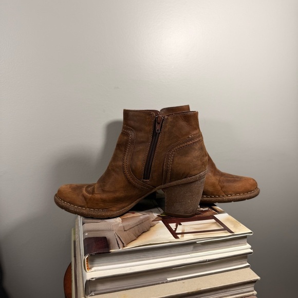 Clarks Artisan Women’s Size 10M Tan Leather Ankle Boots - Picture 4 of 15
